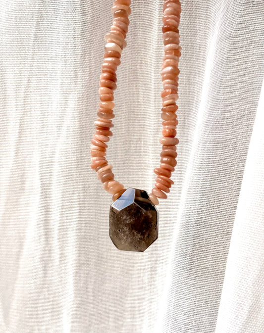 „Lunar Root“ – Mondstein & Rauchquarz Einzelstück Ketten