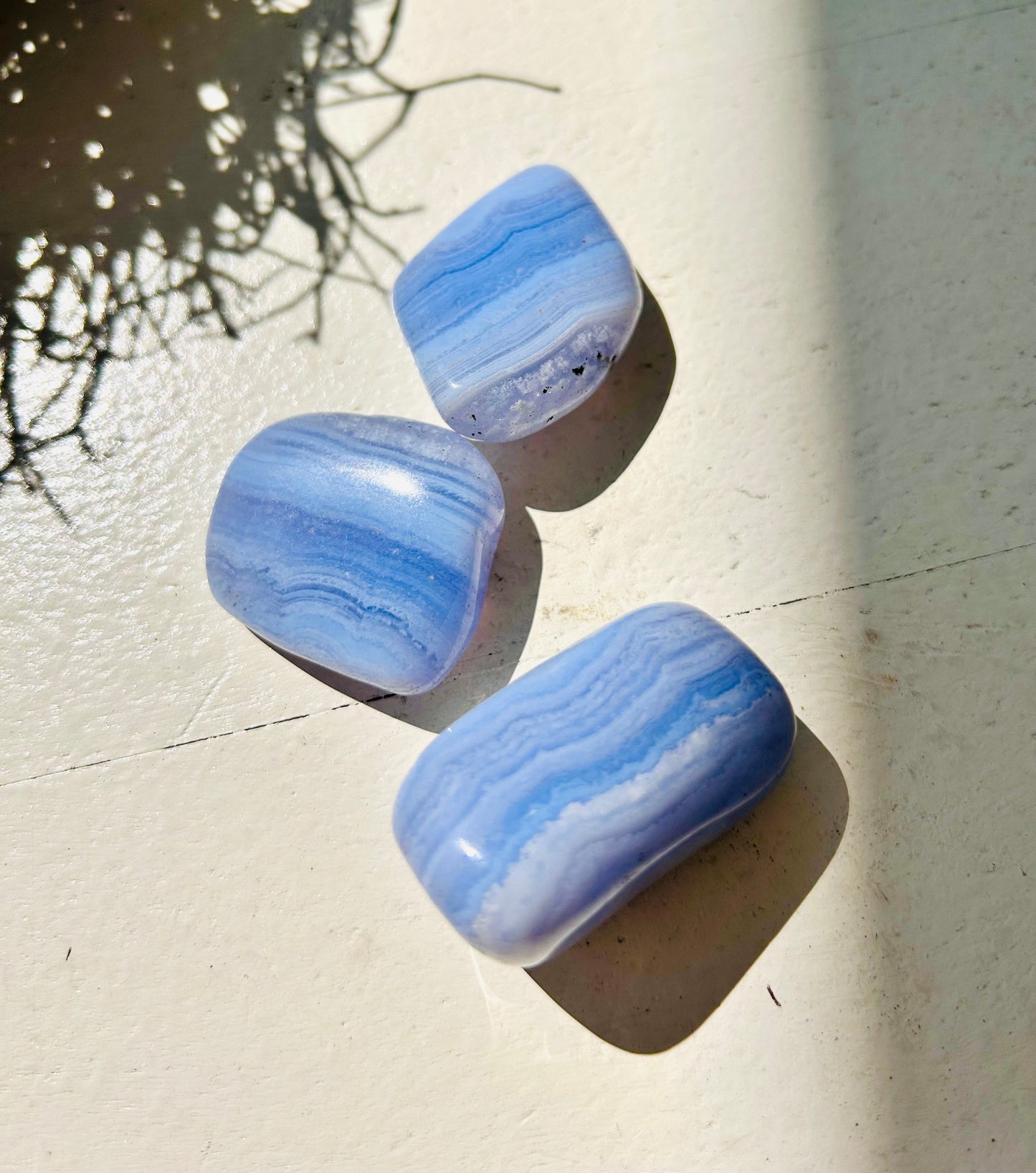 Blauer Chalcedon (gebändert) Trommelstein