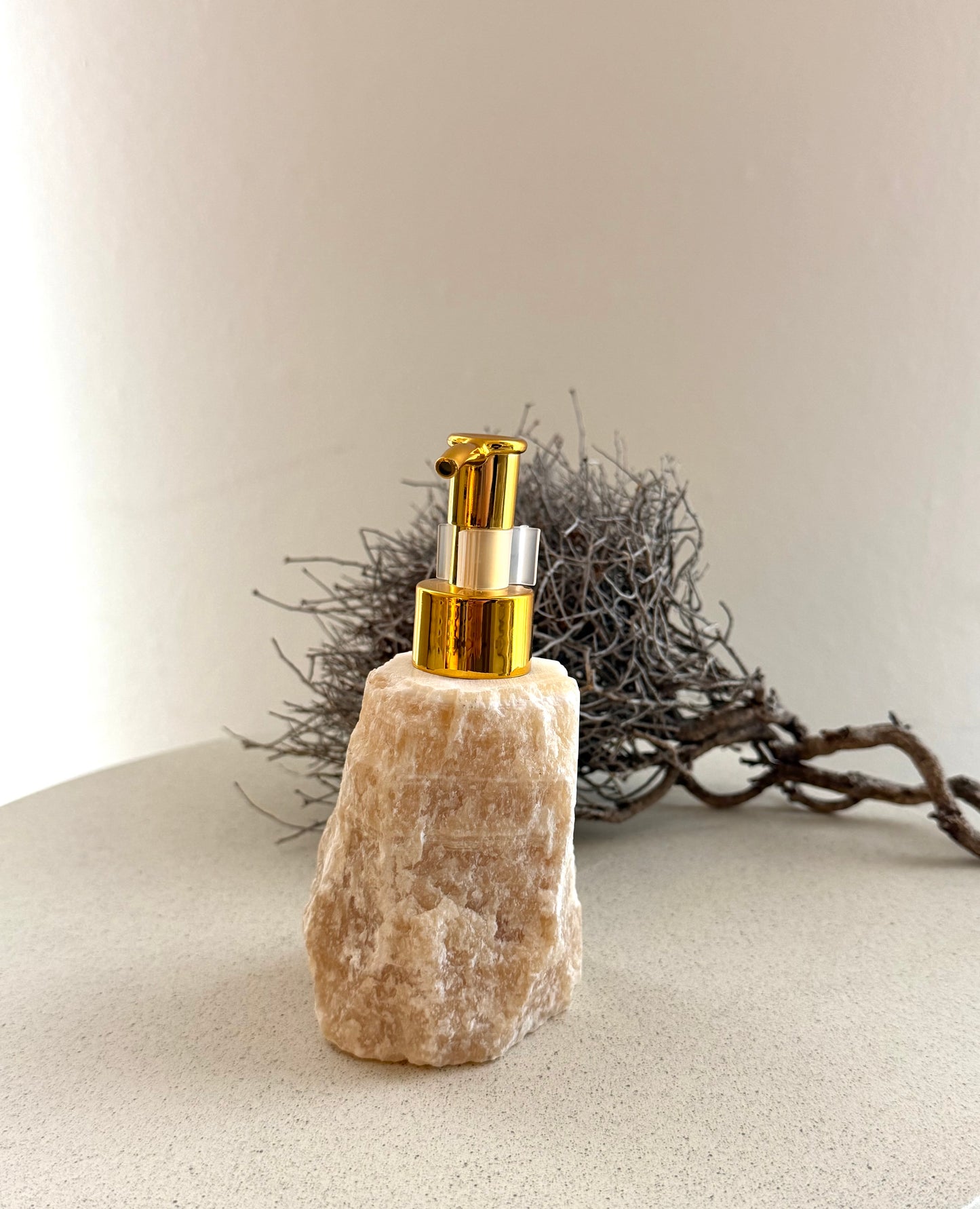 Kristall-Seifenspender aus Rohstein