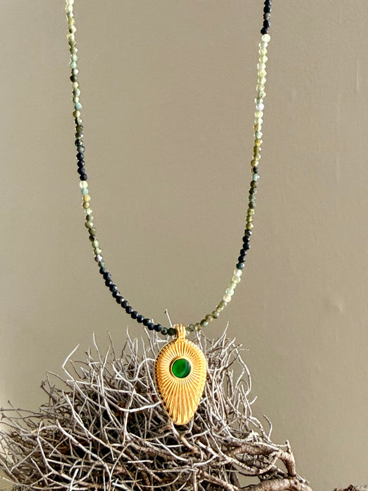 Facettierte Turmalin-Kette Solis grün-schwarz mit Boho-Sonnenanhänger – HejLuna