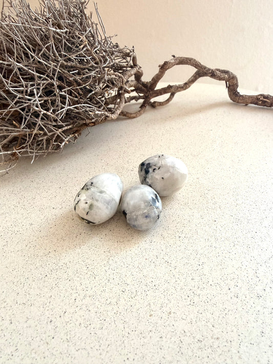 Weißer Labradorit mit Biotit – Trommelstein