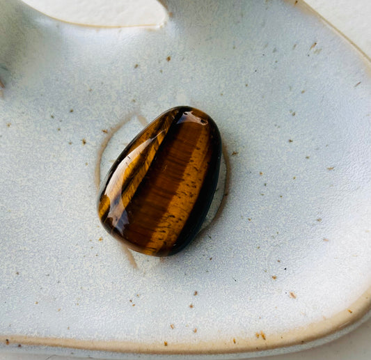 Tigerauge Trommelstein gebohrt