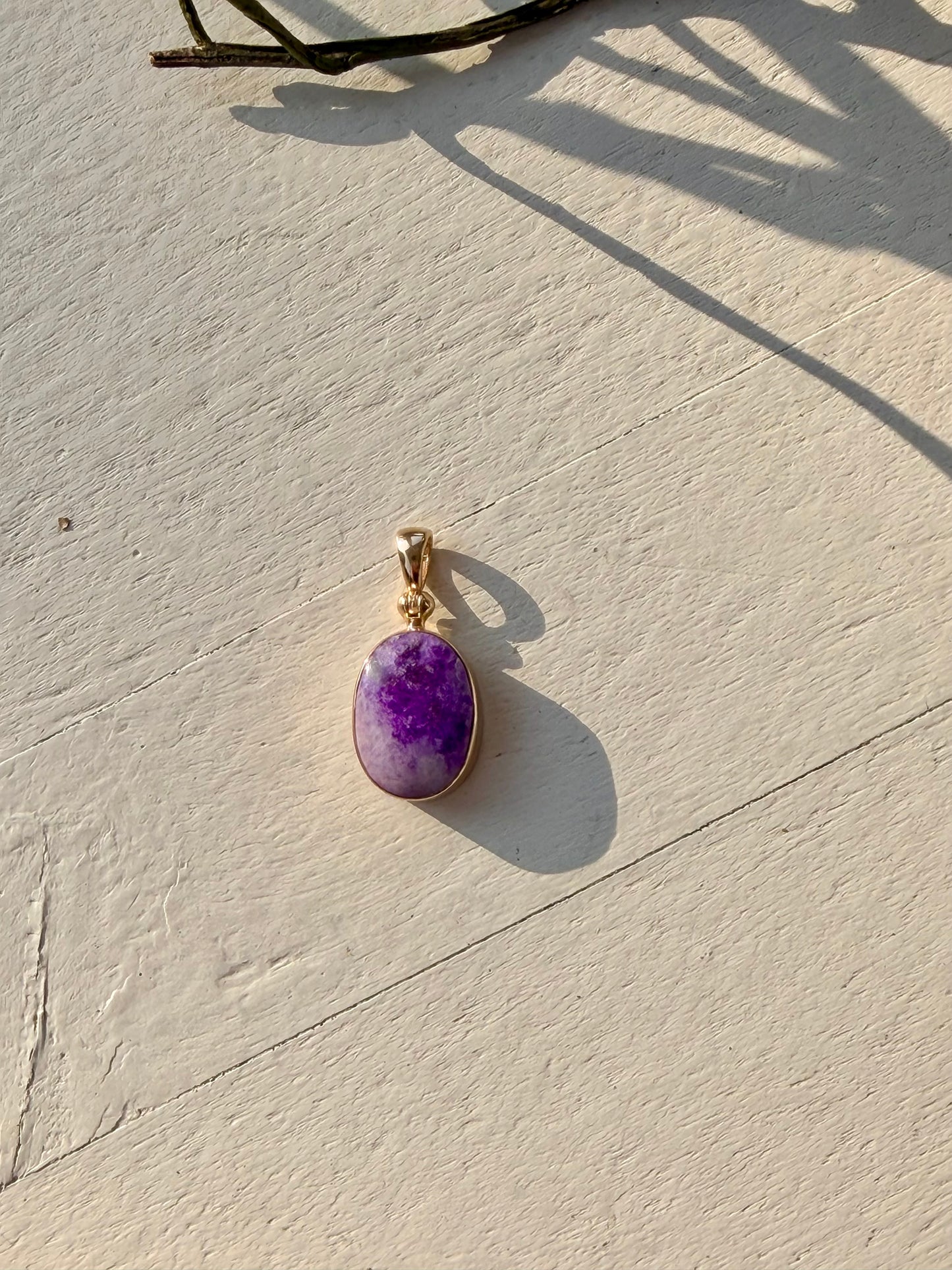 Sugilith Anhänger Gold | Einzelstück