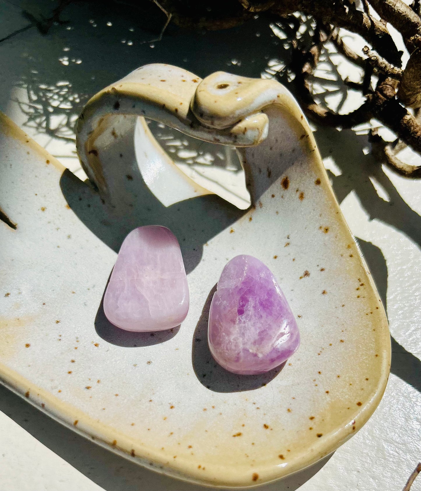 Kunzit Anhänger | Trommelstein gebohrt inklusive Lederband