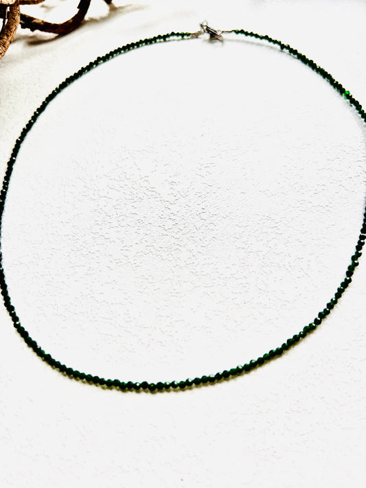 Chromdiopsid Kette – facettierte Kugeln ca. 2 mm