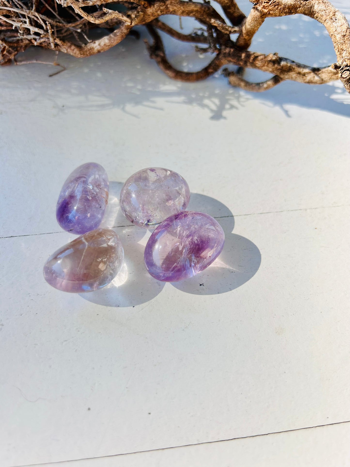Amethyst Trommelsteine – Lichtvolle Klarheit & Regenbogenzauber