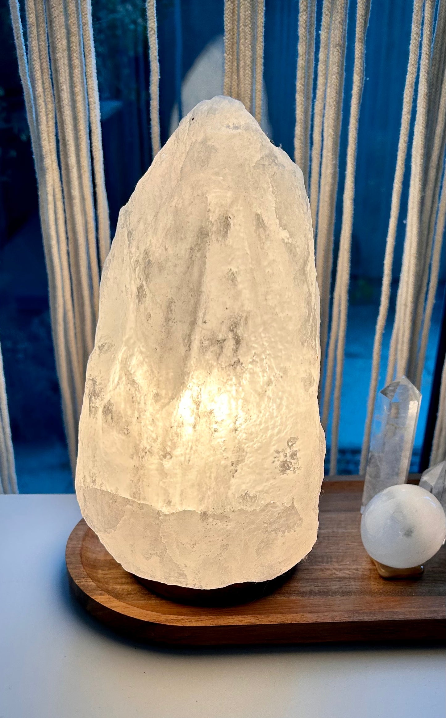 Salzlampe weiß auf Holzsockel