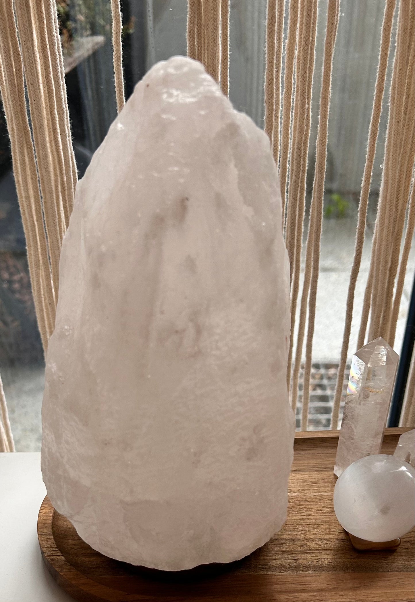 Salzlampe weiß auf Holzsockel