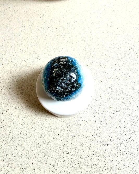 Blue Ice Crystal Kugel (Glacèrite)