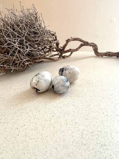 Weißer Labradorit mit Biotit – Trommelstein