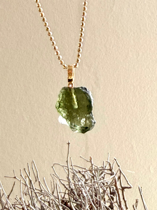 Moldavit mit Goldöse