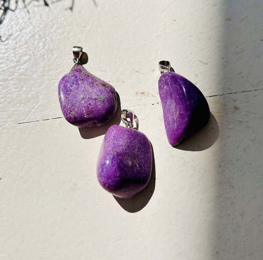 Stichtit Anhänger (violett) mit Silberöse