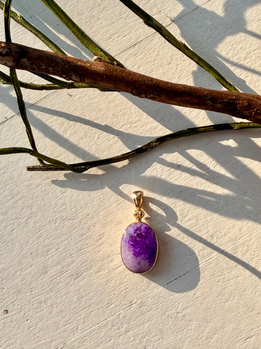 Sugilith Anhänger Gold | Einzelstück