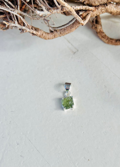 Moldavit – Anhänger in Silberfassung