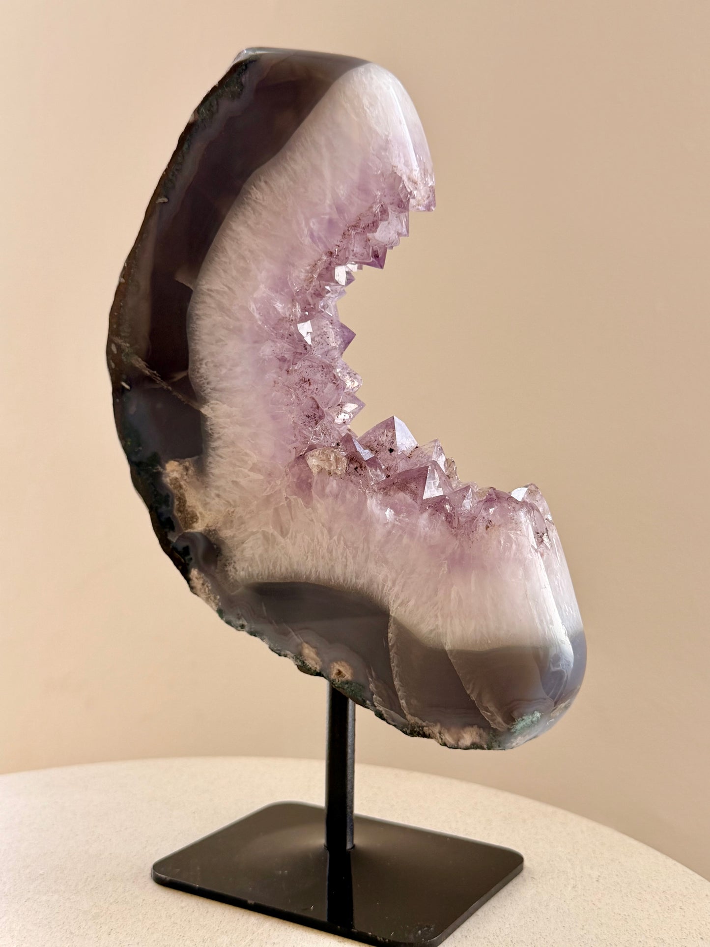 Amethyst Halbmond auf Metallständer – 25 x 15 cm