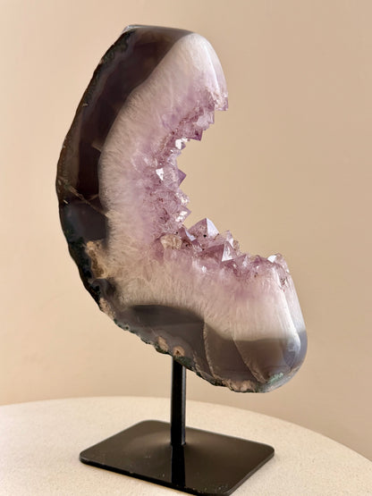 Amethyst Halbmond auf Metallständer – 25 x 15 cm