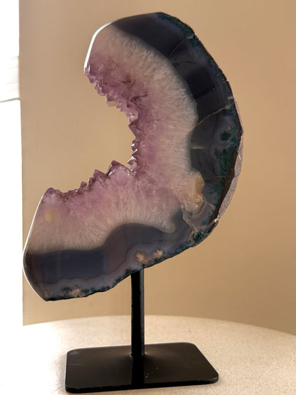 Amethyst Halbmond auf Metallständer – 25 x 15 cm