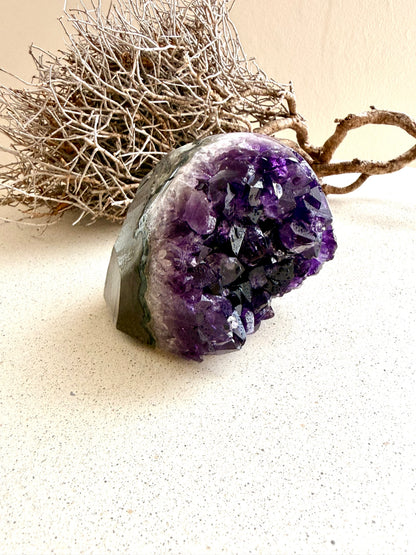 Amethystdruse halbpoliert mit dunkler Färbung, 6x6 cm, HejLuna Bruchsal