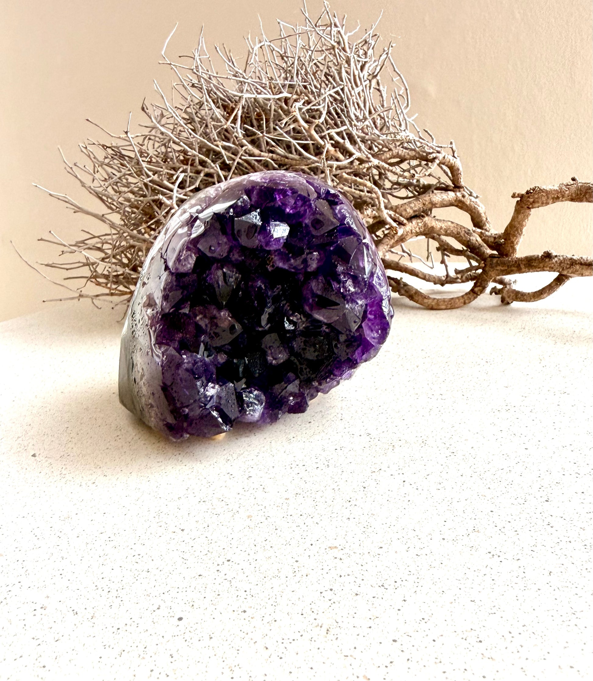 Amethystdruse halbpoliert mit dunkler Färbung, 6x6 cm, HejLuna Bruchsal
