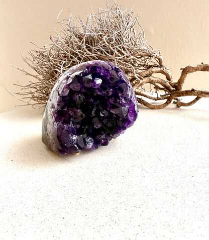 Amethystdruse halbpoliert mit dunkler Färbung, 6x6 cm, HejLuna Bruchsal