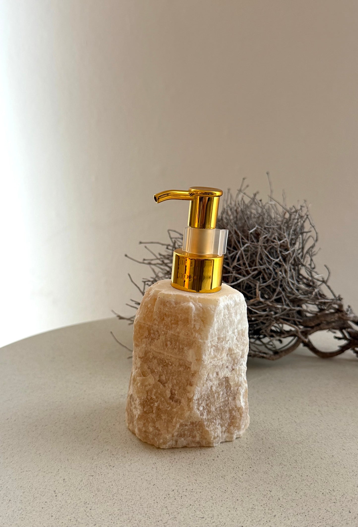 Kristall-Seifenspender aus Rohstein