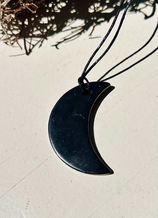 Schungit-Mond Anhänger