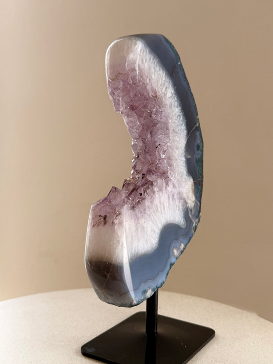 Amethyst Halbmond auf Metallständer – 25 x 15 cm